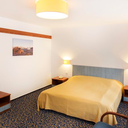 Hotel Herastrau Бухарест Экстерьер фото