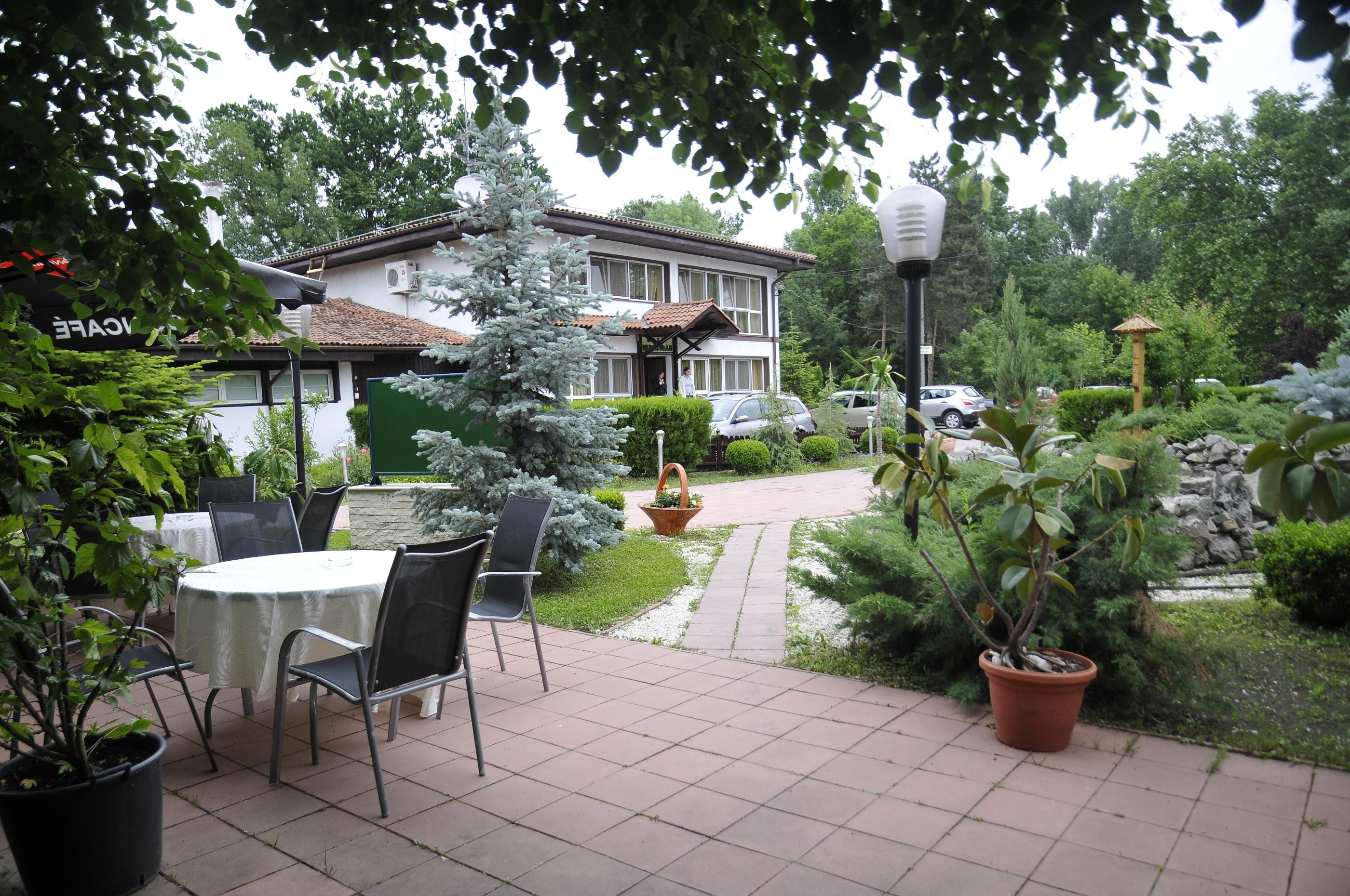 Hotel Herastrau Бухарест Экстерьер фото