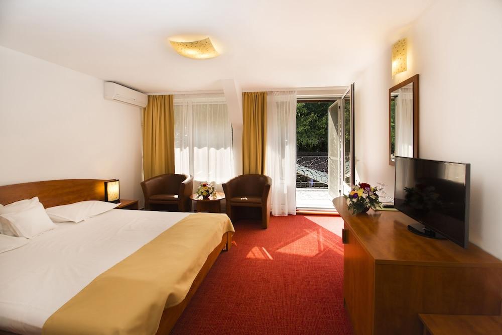 Hotel Herastrau Бухарест Экстерьер фото