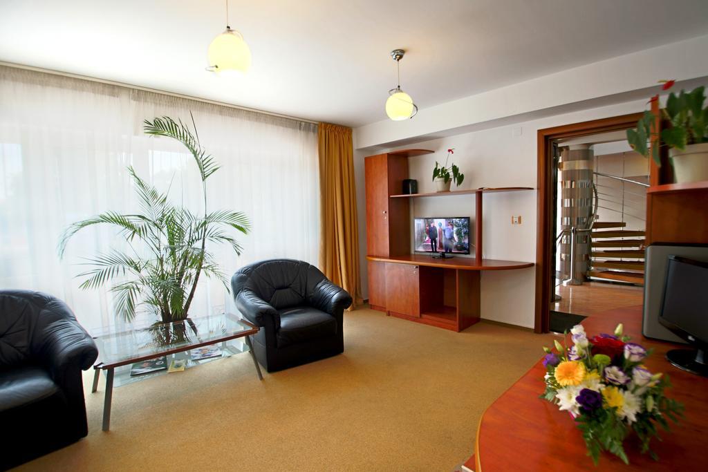 Hotel Herastrau Бухарест Экстерьер фото