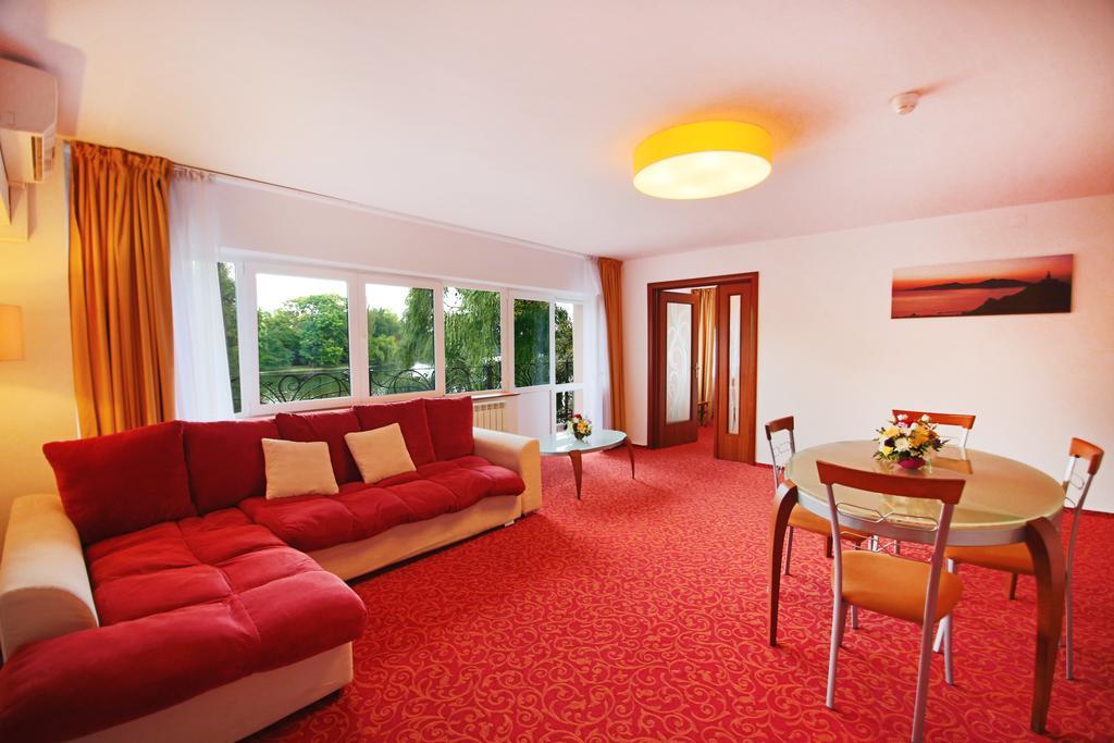 Hotel Herastrau Бухарест Экстерьер фото