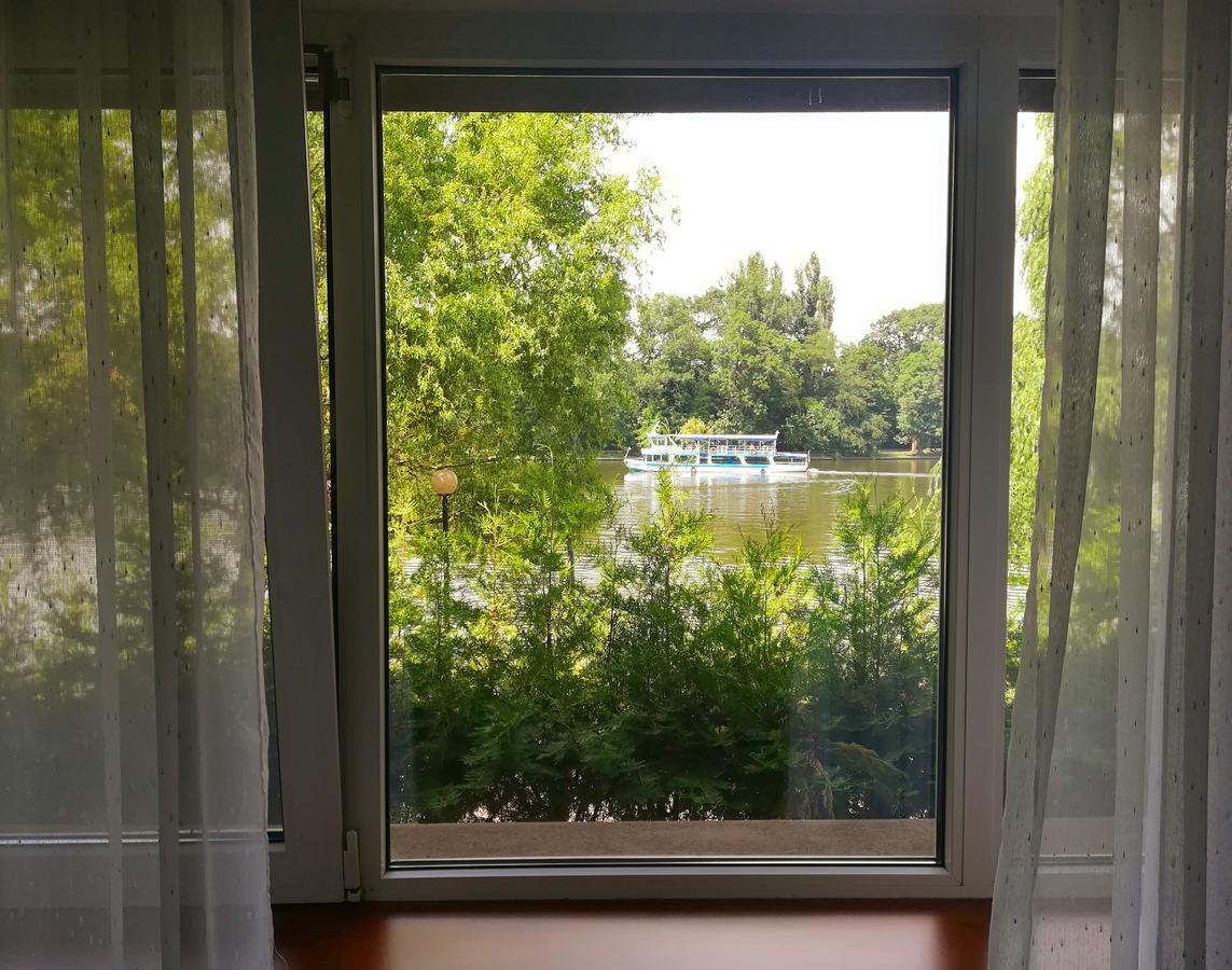 Hotel Herastrau Бухарест Экстерьер фото