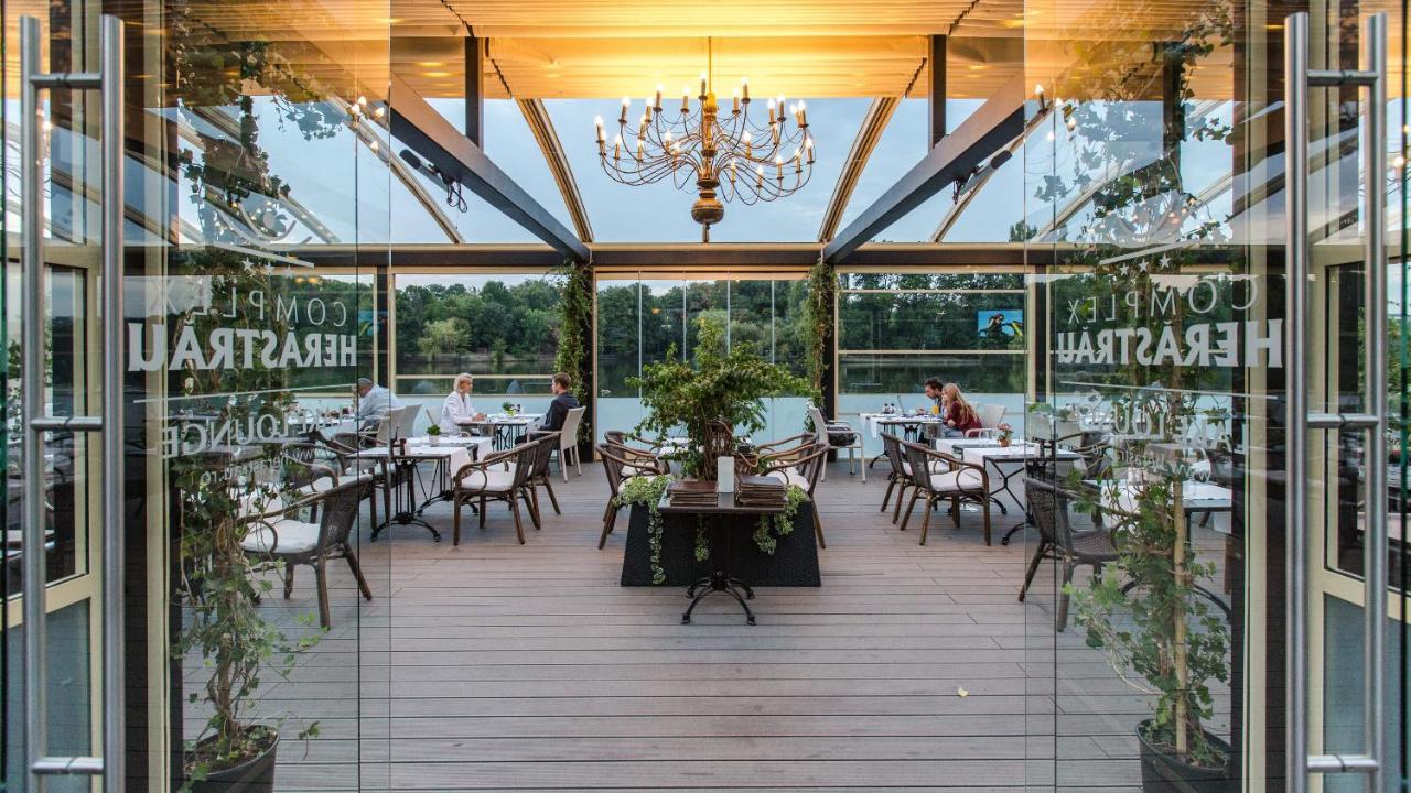 Hotel Herastrau Бухарест Экстерьер фото